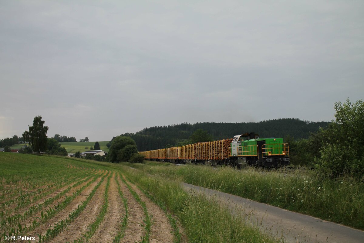 G1700.02 zieht mit einem fast leeren Holztransportzug bei Lengenfeld in Richtung Pechbrunn. 20.06.21