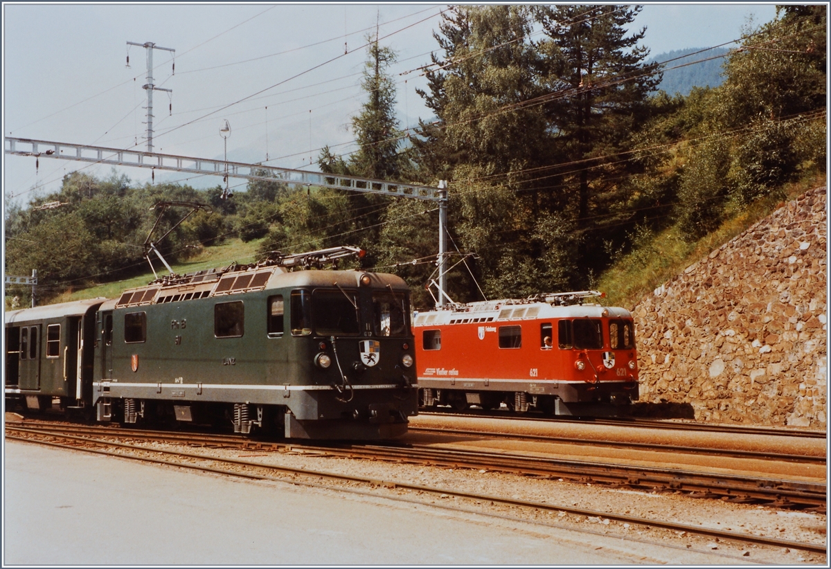 Ge 4/4 II 617 (Schnellzug 557) in Grün und 621 (Manöver) in Rot. 
Filisur, den 20. August 1984