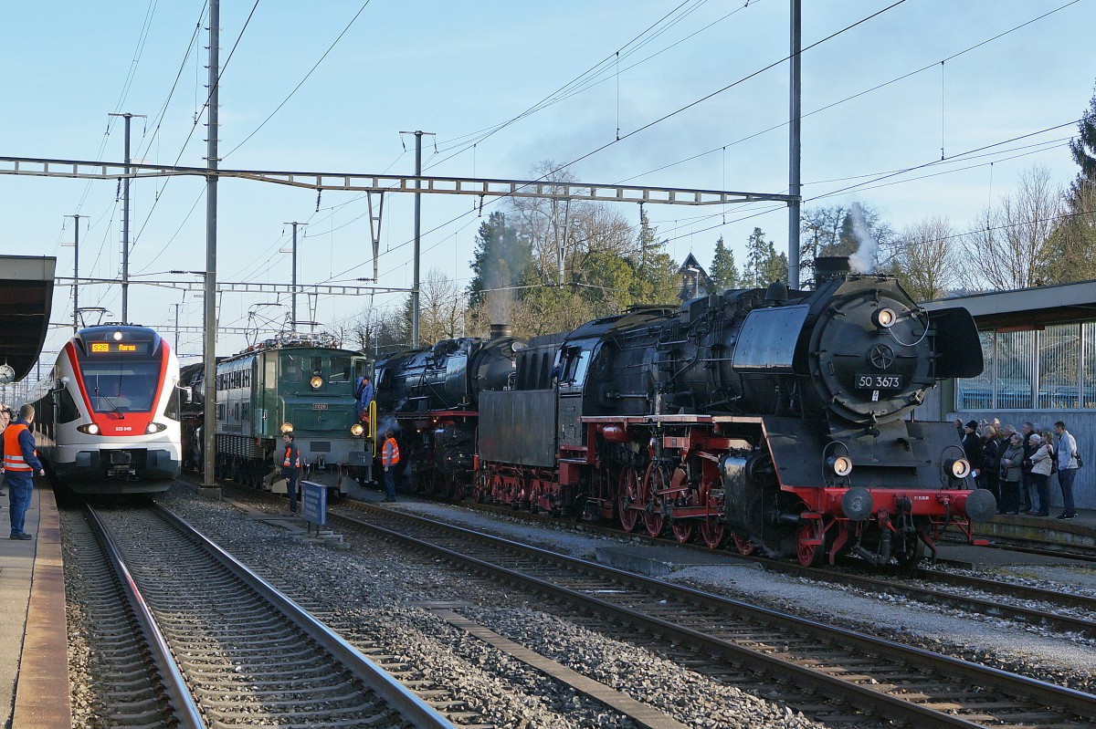 Grosser Bahnhof Wohlen: Die Ankunft des Dampfzuges mit drei Dampflokomotiven vermochte eine sehr grosse interessierte Zuschauermenge zu mobilisieren. F�r einen kurzen Moment kam es am 7. M�rz 2015 in Wohlen zu einem Zusammentreffen vor drei Generationen.
Foto: Walter Ruetsch 