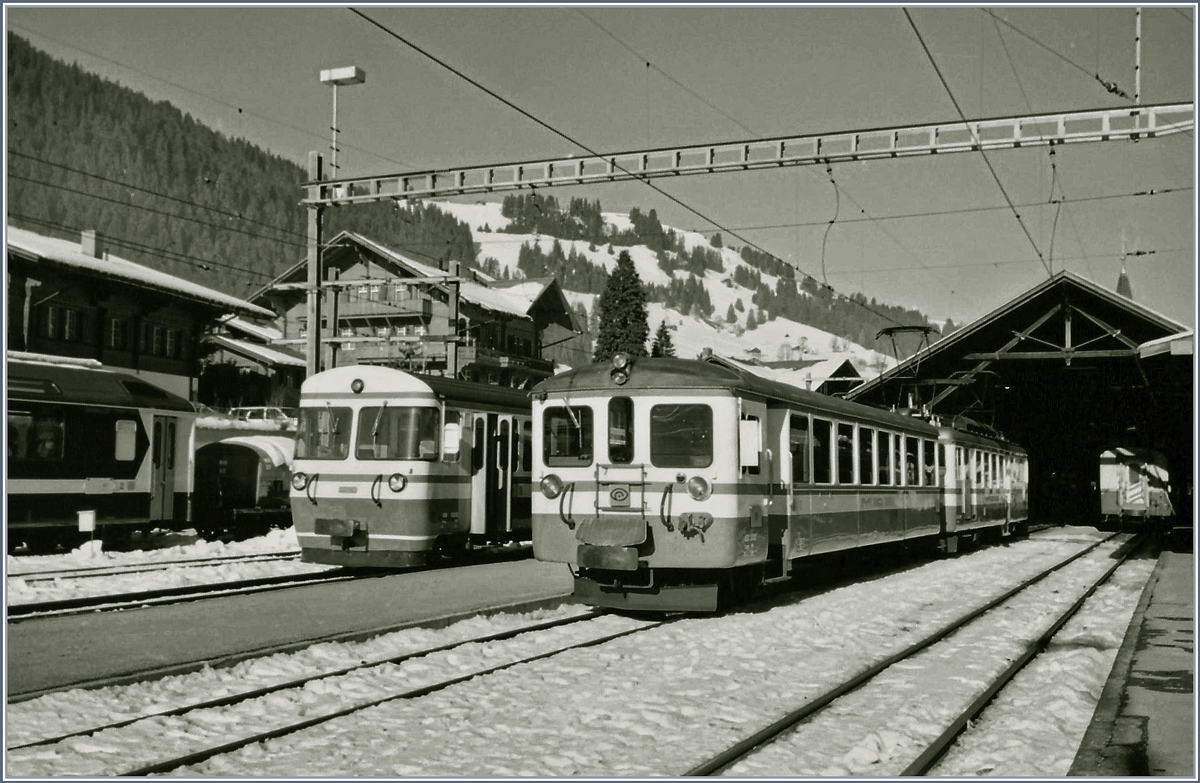 Gut zwei Wochen nach dem Durchzug des Orkans  Lothars  fuhr die SEZ wieder elektrisch, die MOB immerhin teilweise, und so entstand in Zweisimmen dieses Bild eines Regionalzugs in die Lenk und eines Bt im Hintergrund.
13. Januar 2000
