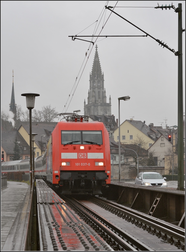 IC Konstanz &ndash; Emden bei der Ausfahrt aus Konstanz. Im Gegensatz zu seinem Kollegen Konstanz &ndash; Hamburg betritt dieser Zug auch beim Übernachten keinen Schweizer Boden. 101 037-0 ist die Zuglok. März 2014.