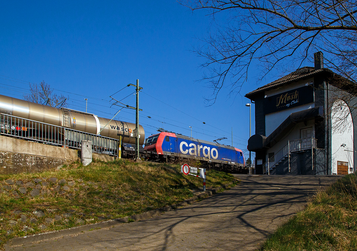 Ich war schon wieder am Parkplatz, als ich sie heran donnern h�rte....
Die Re 482 005-6 (91 85 4482 005-6 CH-SBBC) der SBB Cargo AG f�hrt man 23.03.2022 mit einem Kesselwagenzug durch Betzdorf (Sieg) in Richtung Siegen.