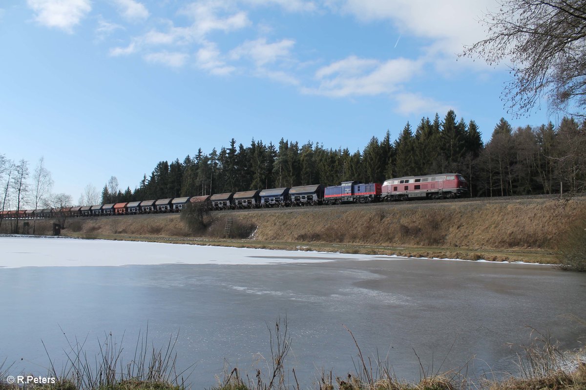 IGE 216 224 und RailTransport 745 701 ziehen den leeren LovoChemie-Zug bei Oberteich in Richtung CZ. 24.02.18