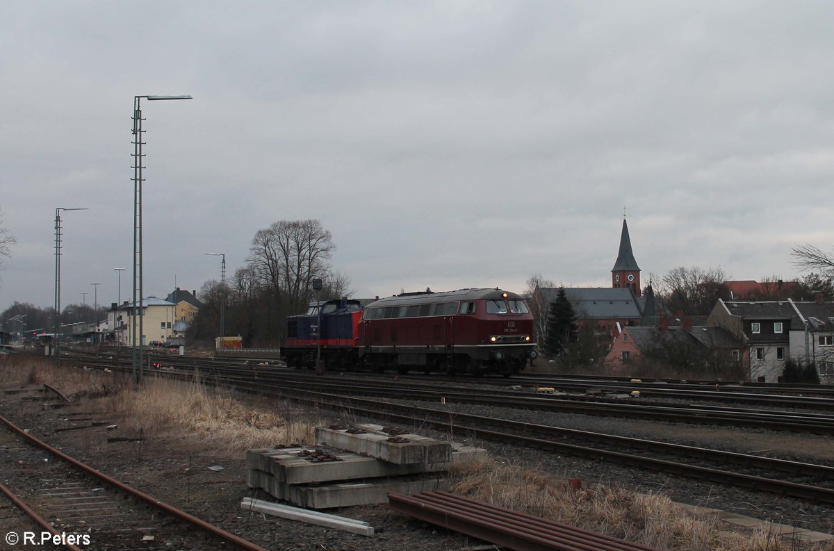 IGE 216 224 und RailTransport 745 701 beim Umsetzen nach dem Tanken in Marktredwitz um wieder an den LovoChemie-Zug ran zu setzen. 14.03.18