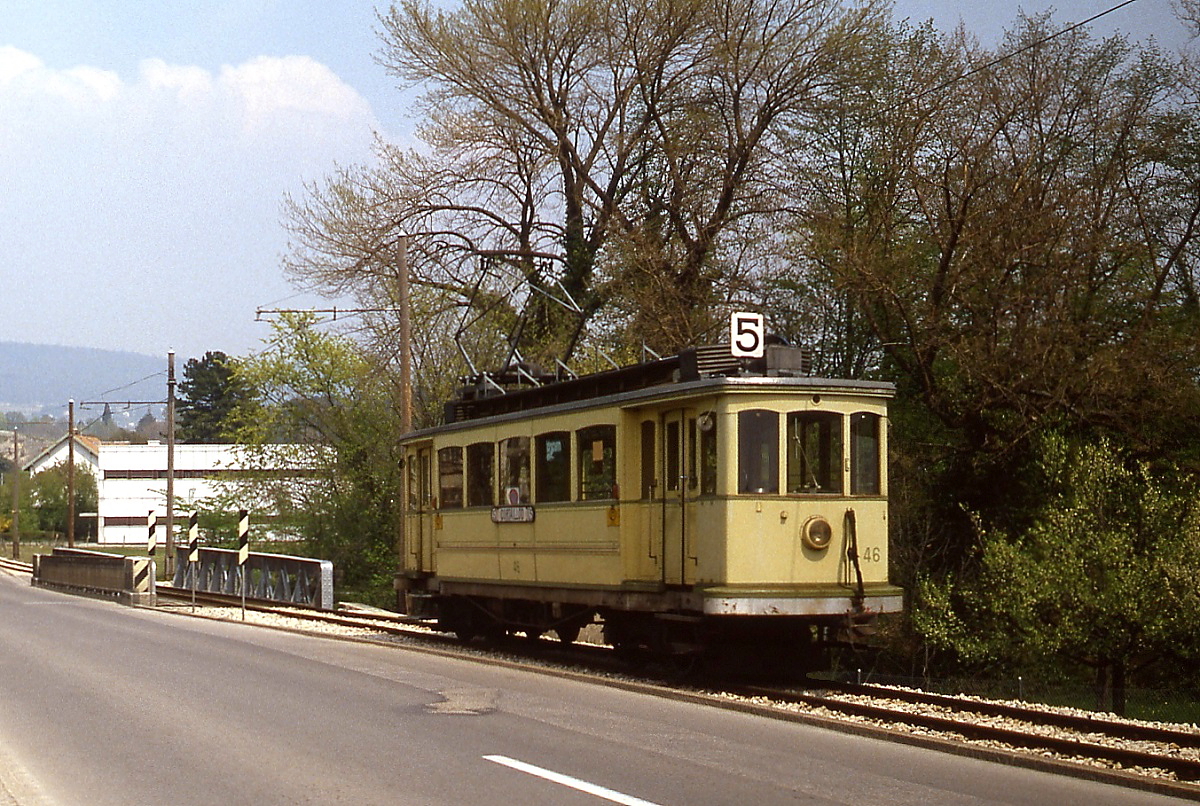 Im Mai 1980 f�hrt der Be 2/4 46 auf der 1984 stillgelegten Stichstrecke von Cortaillod nach Areuse