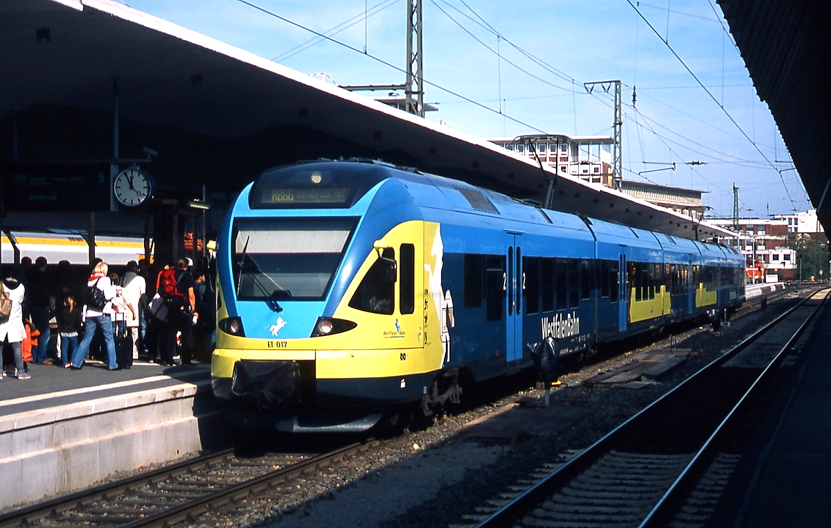Im Sommer 2008 wartet der Stadler Flirt ET 017 der Westfalenbahn im Hauptbahnhof M�nster auf die Weiterfahrt nach Osnabr�ck.