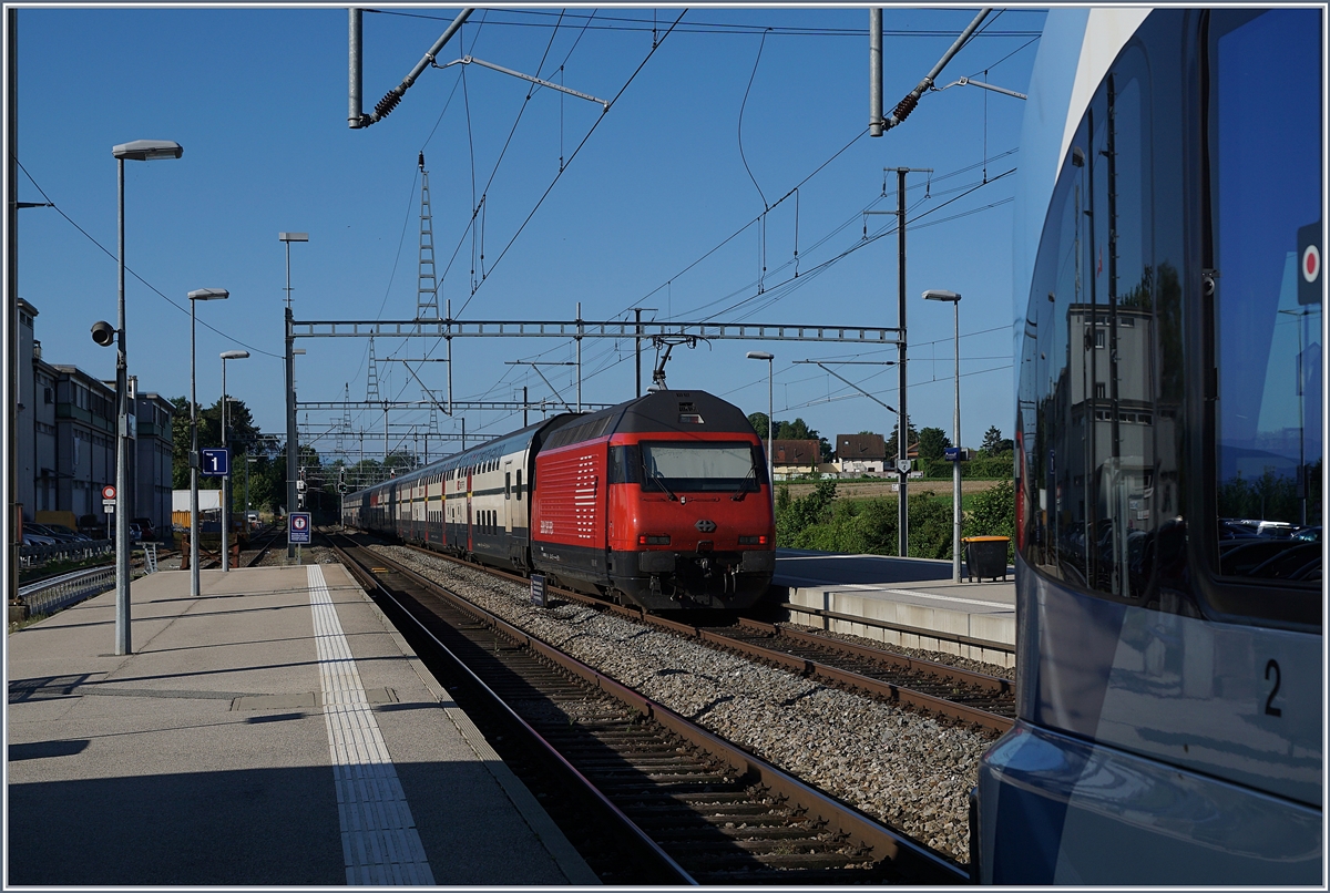 In Coppet endet der Regionalverkehr aus Genève doch bestehen mit den RE von und nach Vevey (im Sommerfahrplan 2018 sogar bis Fribourg) ausgezeichnete Anschlüsse zur Weiterfahrt. Das
Bild zeigt einen Durchfahrenden IR/IC der hier keine Halt einlegt.

19. Juni 2018