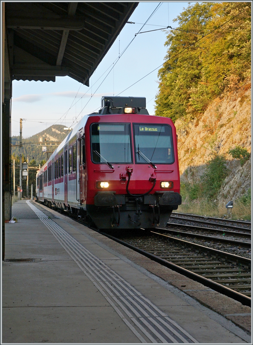 In Vallorbe wird der  neue  Schülerzug nach Le Brassus bereit gestellt. Der Regionalzug 7914 besteht aus dem führenden SBB ABt 984 (ABt NPZ DO 50 85 39-43 984-6 CH-SBB), dem B (B NPZ DO 50 85 29-43 384-1 CH-SBB) und dem schiebenden SBB RBDe 560 384-0 (RBDe 560 DO 94 85 7 560 384-0 CH-SBB). 

15. August 2022