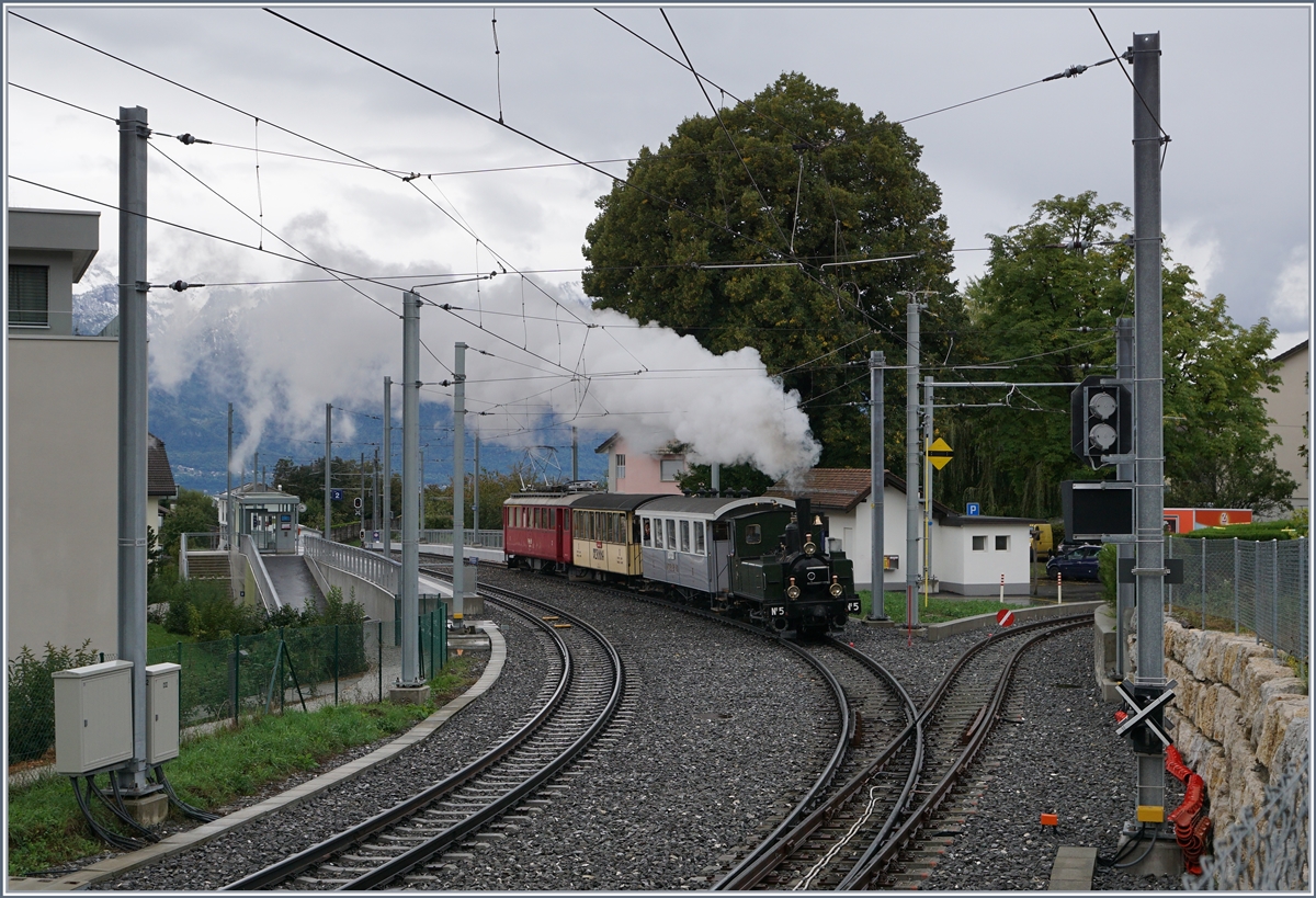Kurz nach der Abfahrt des Riviera Belle Epoque Zuges kam der zweite Dampfzug angefahren, geführt von der LEB G 3/3 N° und unterstützt vom Rhb ABe 4/4 N° 35. 
Das Bild zeigt den Gesellschaftsextrazug in St-Légier Gare. 
27. Sept. 2020
