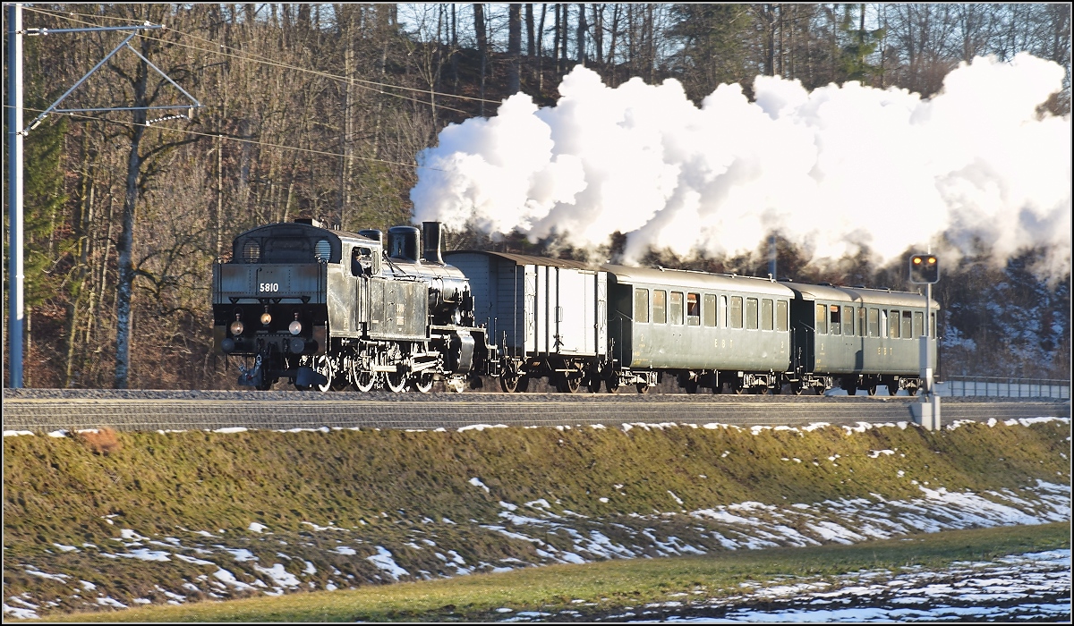 Kurz vor Sumiswald muss Eb 3/5 5810 noch kräftig arbeiten. Auf diesem Streckenabschnitt musste erst der reguläre Verkehr durchglassen werden. Sumiswald-Grünen, Februar 2019. 

Leider hatte ich bei der Belichtungskorrektur Plus/Minus verwechselt. Daher bitte ich die Qualitätsmängel der letzten Bilder zu entschuldigen. Die Stimmung war jedoch interessant genug, um diese Bilder trotzdem zu zeigen.