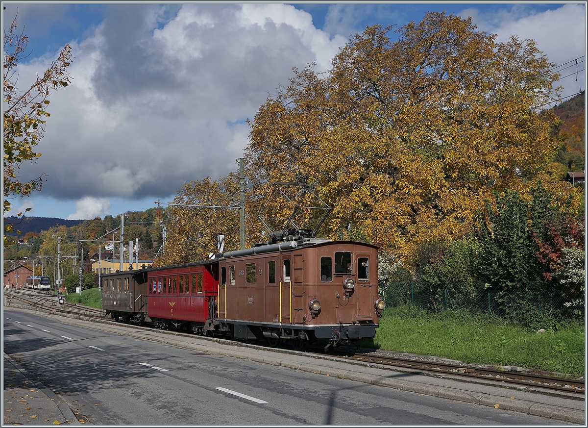  LA DER 2020 du Blonay-Chamby  / Saison Abschluss der Blonay-Chamby Bahn: Mit einem verstärkten Fahrplan und viel Dampf wird vor dem  Winterschlaf  (bzw. Arbeit im Dépôt Chaulin) nochmals viel Betrieb gemacht. Die BOB HGe 3/3 (Baujahr 1926) verlässt mit dem NStCM C4 N° 7 (Baujahr 1910) und dem BOB  Kaiserwagen  C3 N° 6 (Baujahr 1901) Blonay in Richtung Chamby.

24. Okt. 2020