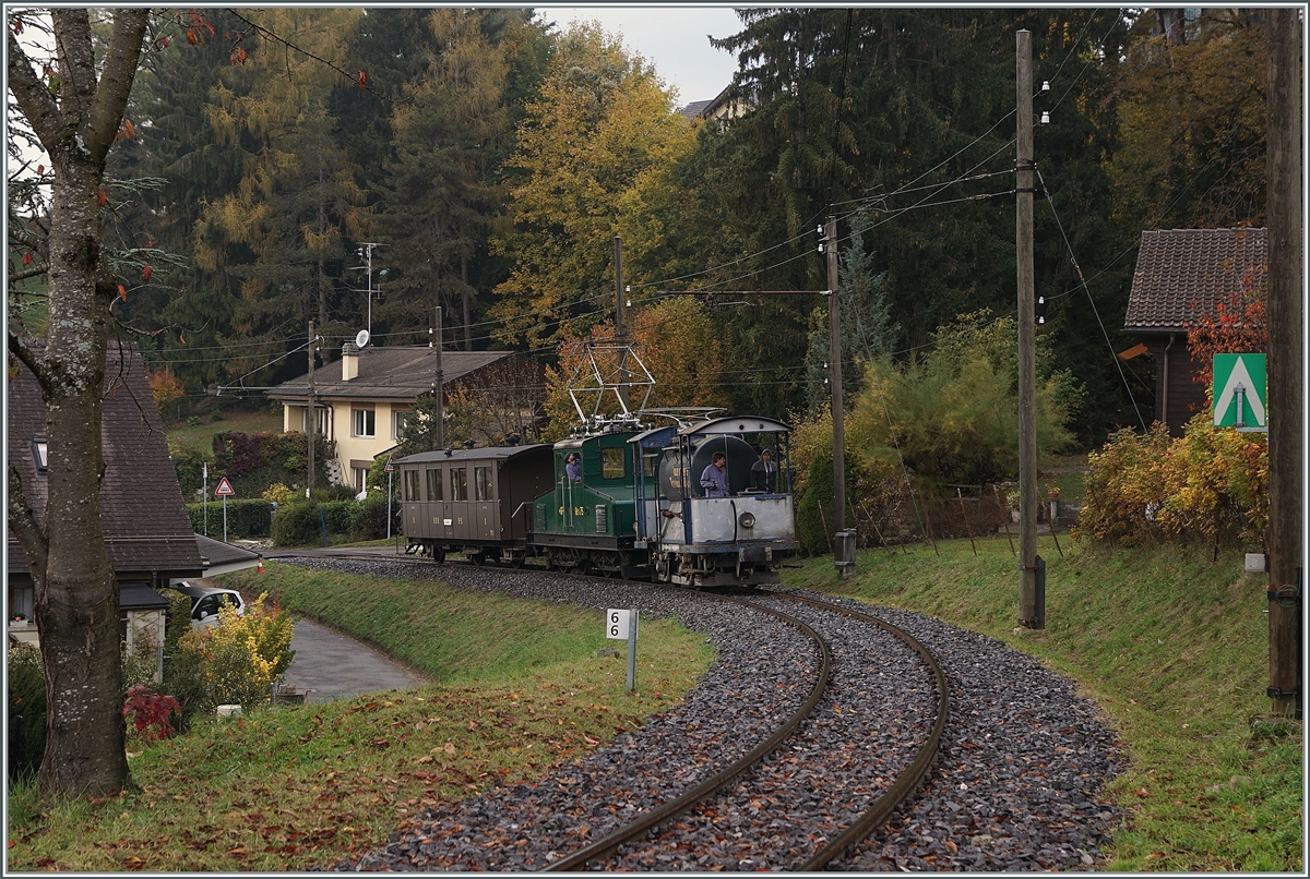 La DER 2021 du Blonay-Chamby - Mit dem nicht mehr motorisierten Xe 2/2 an der Spitze fährt die +GF+ Ge 4/4 75 mit dem BOB Kaiserwagen kurz nach der Abfahrt in Blonay über neue verlegte Gleise in Richtung Chaulin. 

30. Oktober 2021