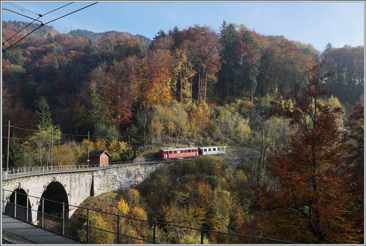 La DER 2021 (Saison Abschluss 2021) - Der Bernina Bahn RhB ABe 4/4 I 35 der Blonay-Chamby Bahn ist bei Vers-Chez-Robert auf der Fahrt nach Blonay. 

30. Okt. 2021