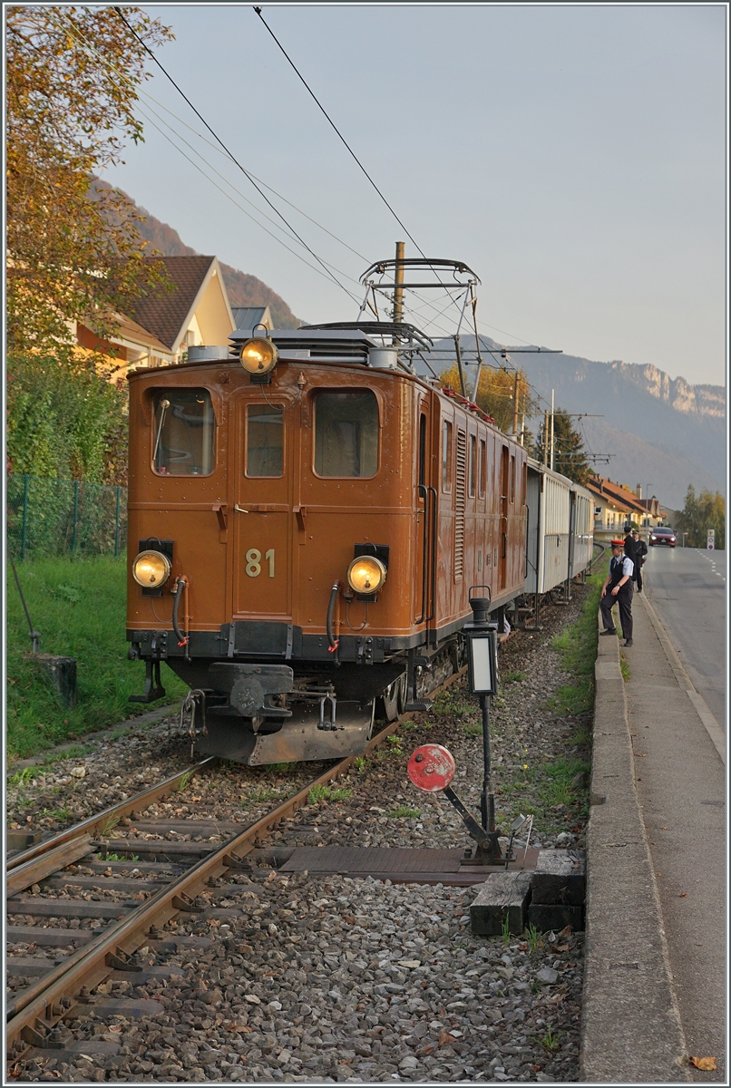 La DER de la Saison / Das Saison Ende der Blonay Chamby Bahn 2024 - Seit einigen Jahren zeigt die Blonay Chamby Bahn zum Saison Ende mit einem verdichteten Fahrplan noch einmal ihrer herrlichen Fahrzeuge im Einsatz. Zum Abschluss des Tages gab es für meinen Geschmack den Höhepunkt der Saisonabschlussfeier: Die RhB Ge 4/4 N° 81; die herrliche Lok rangiert in Blonay, um dann den 17:10 Zug in Richtung Chaulin zu führen. 

27. Oktober 2024