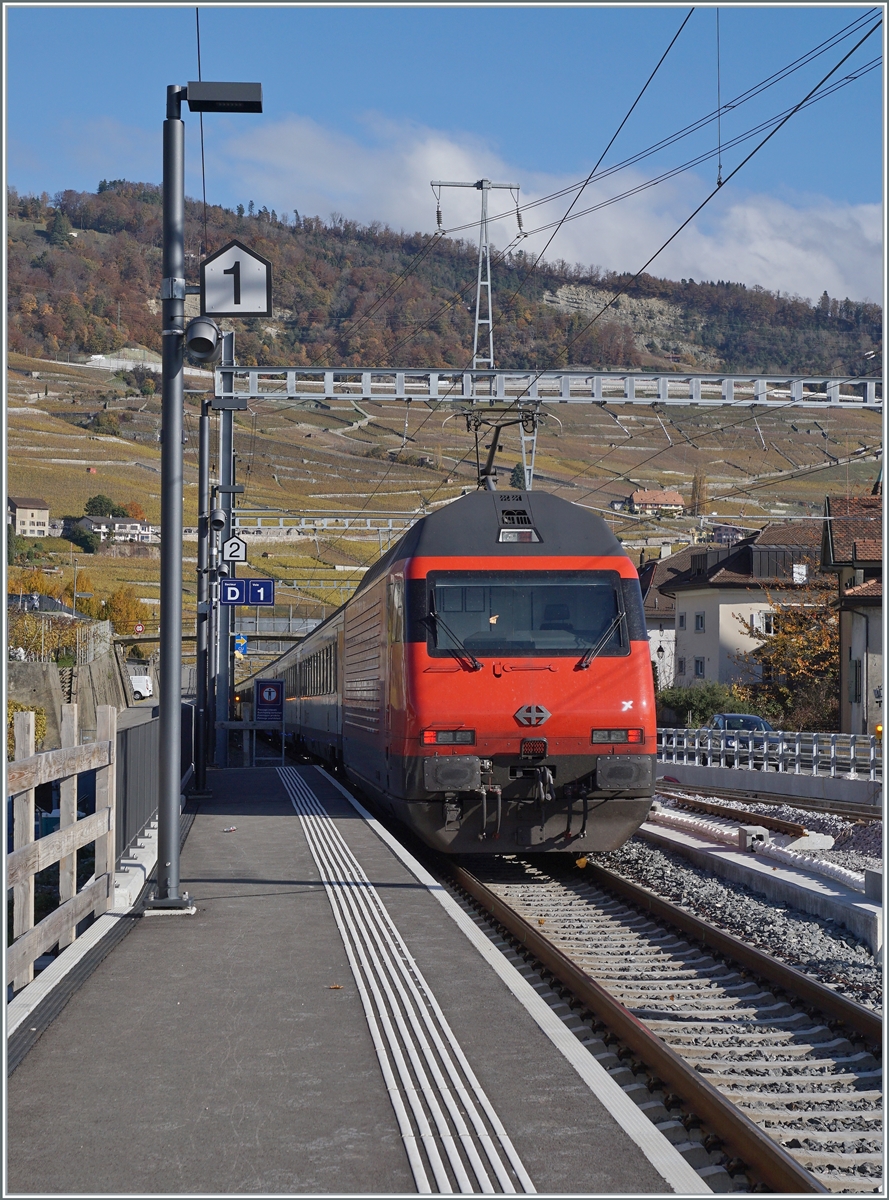 Langsam, für mein Empfinden zu langsam, nimmt der Bahnhof von Cully seine neuen Form an. Seit dem baubedingten Streckenunterbruch vom 6./7. Nov. 2021 fahren die Züge in der Relation Vevey - Lausanne nun über das neu verlegte Gleis 3, während das Geleis 2 abgebaut wurde. Aber noch immer steht den Reisenden und ein bedarf Bahnsteig zu, der neben langen Wegen auch ohne Wetterschutz ist. Im Bild eine SBB Re 460 mit ihrem IR90 auf dem Weg von Genève-Aéroport nach Brig.

8. November 2021