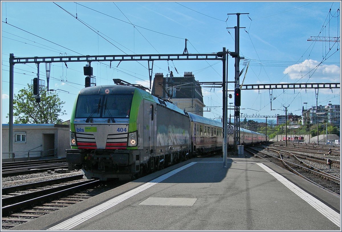 Leider nicht wie vorgesehen auf Gleis 3 sondern auf Gleis 6 fuhr der von der BLS Re 475 404 geführte AKE Rheingold durch Lausanne.
13. April 2017