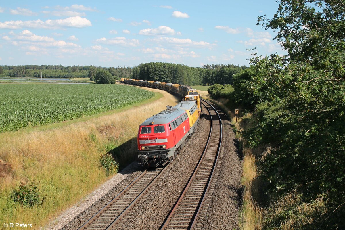 MEG 218 467 unmd 218 391 BahnBau mit einem langen Bauzug aus Mühldorf nach Hof bei Oberteich. 03.07.22