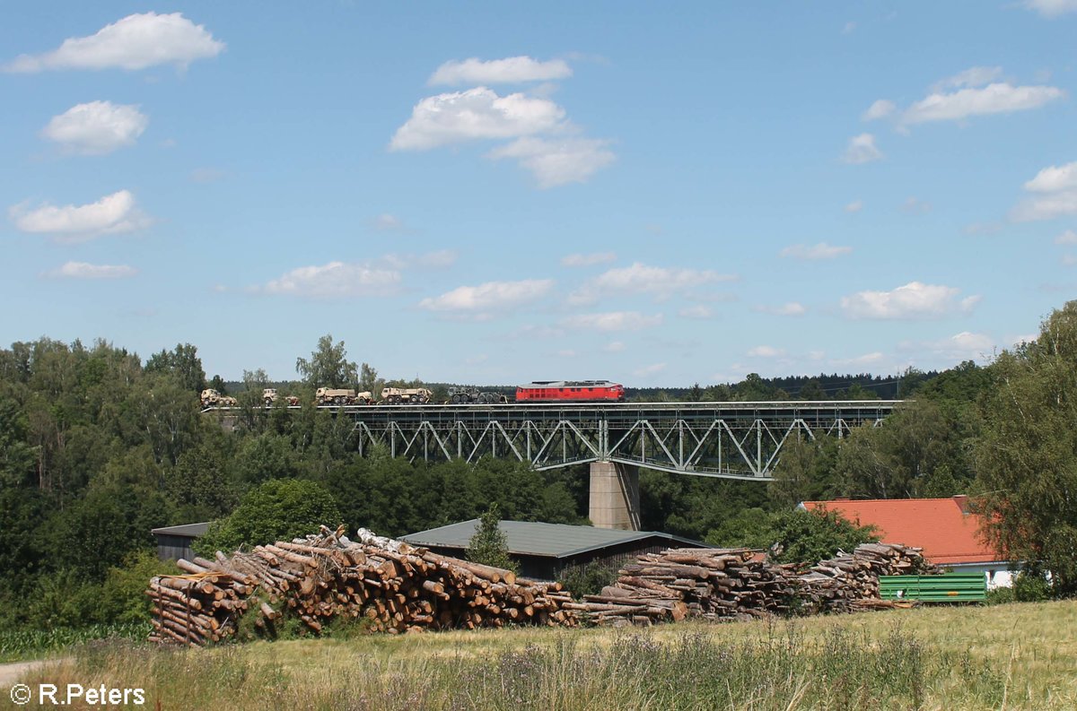 Mit einem Militärzug am Haken überquert 233 176 das Viadukt bei Unterthölau in Richtung Weiden. 22.07.20