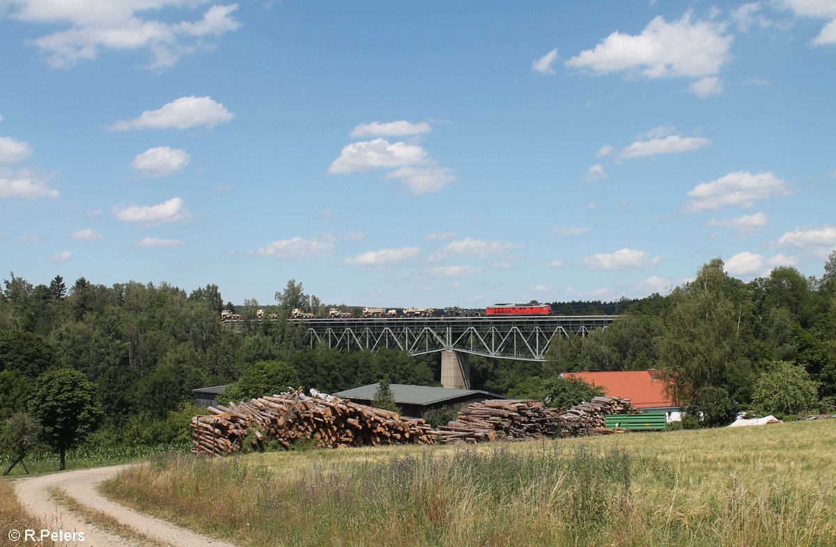 Mit einem Militärzug am Haken überquert 233 176 das Viadukt bei Unterthölau in Richtung Weiden. 22.07.20