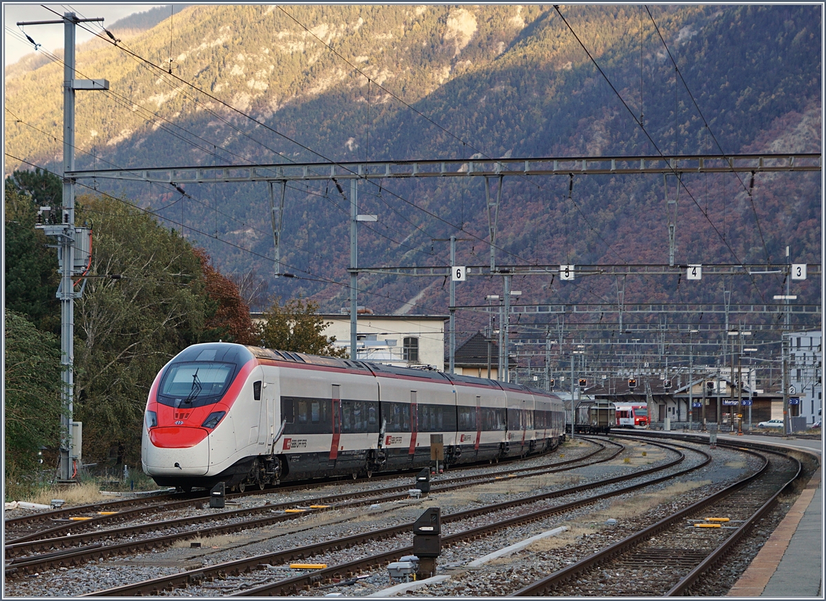 Nachdem die Güterwagen weggestellt waren, konnte im letzen Licht doch noch der neuen SBB RABe 501 002 Giruno (UIC 93 85 0 501 002-6 CH-SBB) in seiner ganzen Pracht und fast seiner ganzen Länge in Martigny fotografiert werden.
30.11.2017 