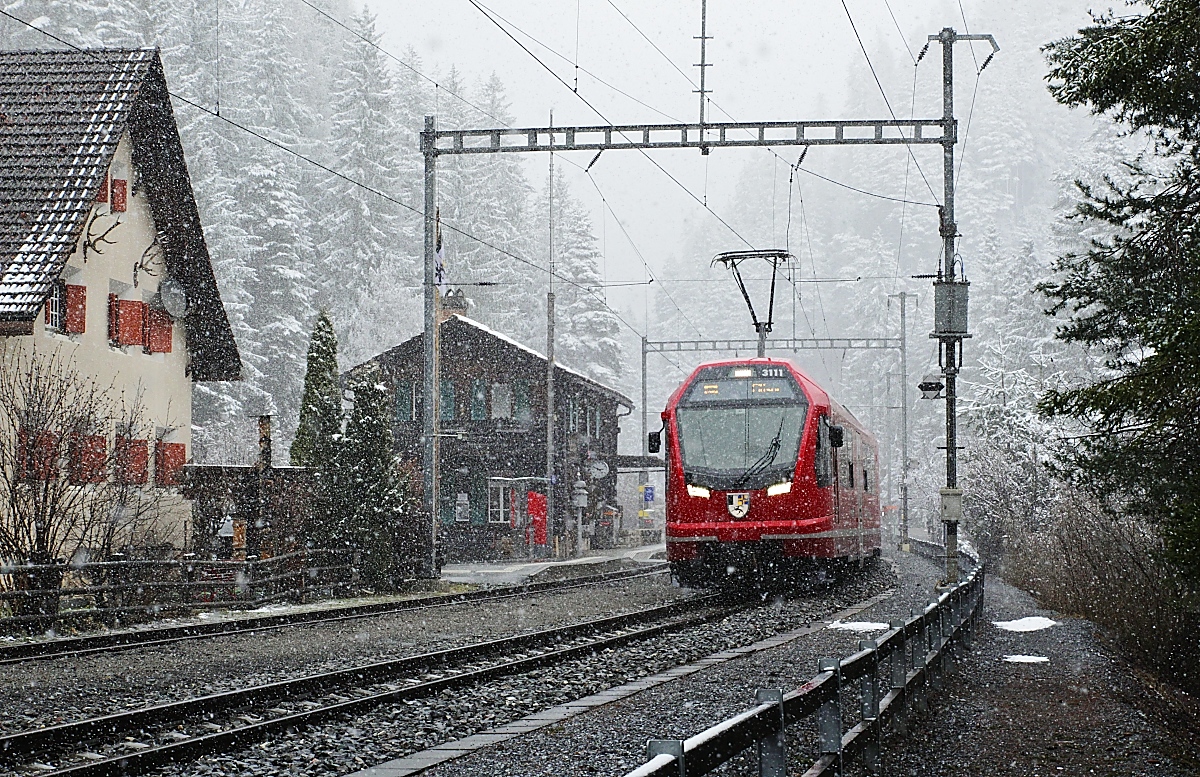 Nachdem Olli festgestellt hat, dass bisher noch keine Bilder von den Capricorn der Rhätischen Bahn eingestellt wurden, hier nun einige Aufnahmen, die ich im letzten Jahr von diesen Triebwagen gemacht habe: Am 01.04.2022 verlässt der ABe 4/16 3111 den Bahnhof Davos Wiesen