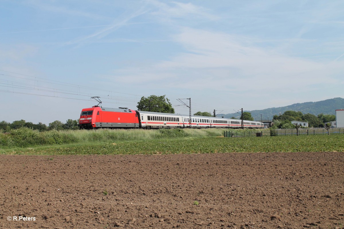 Nachschuss auf 101 090-9 die gleich mit ihrem IC 1296 Heidelberg - Frankfurt/Main HBF in Weinheim (Bergstrasse) einfährt. 28.05.15
