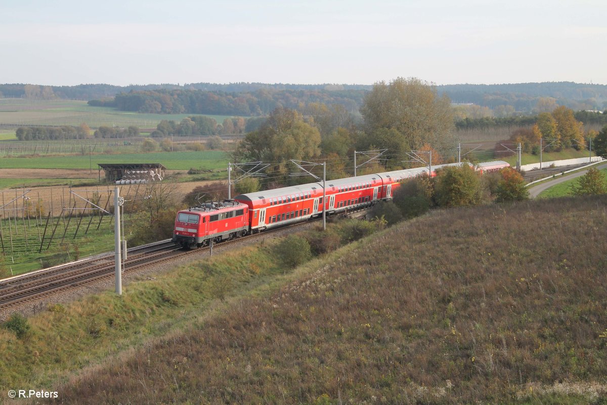 Nachschuss auf 111 224 die ihren RE nach München bei Fahlenbach. 21.10.17