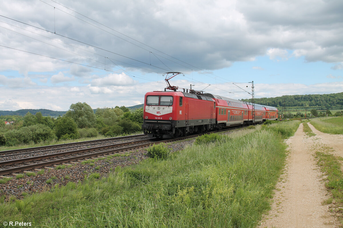 Nachschuss auf 112 131-8 die ihren GoAhaed Ersatzzug RE80 57215 Würzburg - Treuchtlingen kurz vom Ziel schiebt. 28.05.24