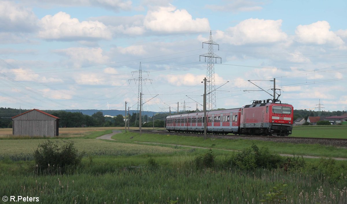 Nachschuss auf 143 045 die ihre S2 39655 Roth - Altdorf bei Nürnberg durch die Kurve zwischen Winkelhaid und Ludersheim schiebt. 03.07.20