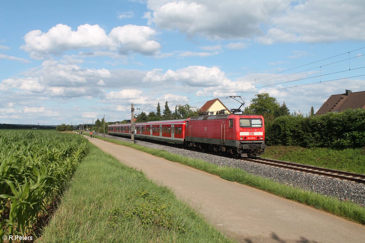 Nachschuss auf 143 215-4 die ihre S2 39647 Roth - Altdorf bei Nürnberg bei Winkelhaid schiebt. 03.07.20