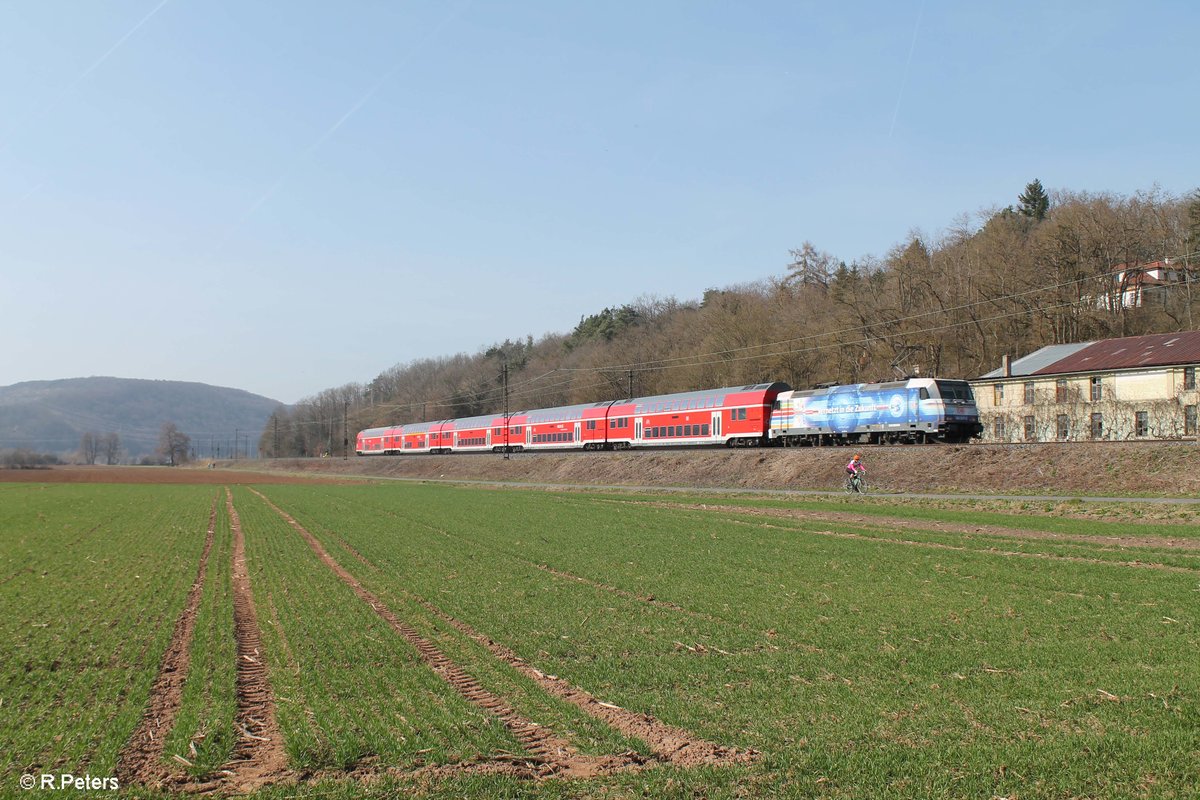 Nachschuss auf 146 247-2 die ihren RE 55 4614 Bamberg - Frankfurt/Main bei Gambach schiebt. 16.03.17