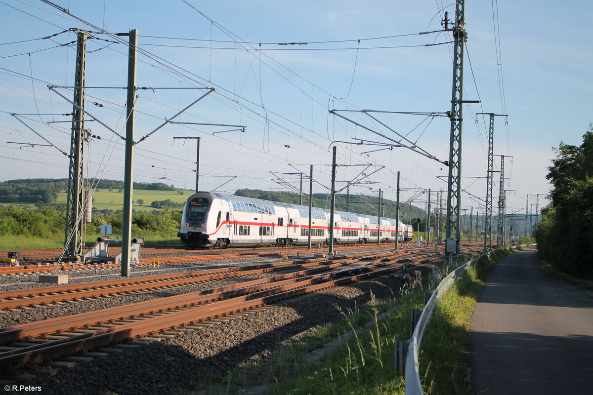 Nachschuss auf 147 557 zieht als IC2062 Leipzig - Karlsruhe bei Ebensfeld gen Süden. 