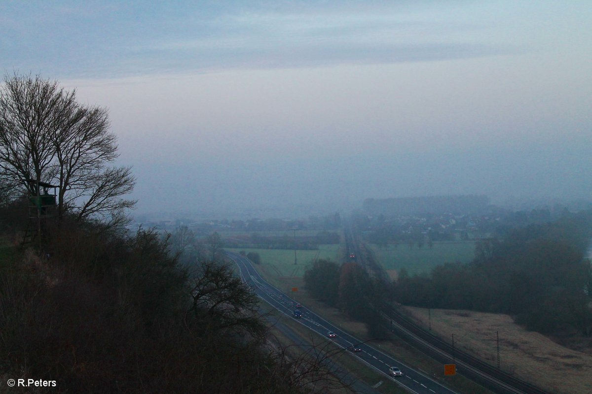 Nebel liegt noch im Maintal und in der Ferne kommt ein 440 Doppel als RB 58004 Schweinfurt - Gemünden bei Himmelstadt durchs Tal. 16.03.17