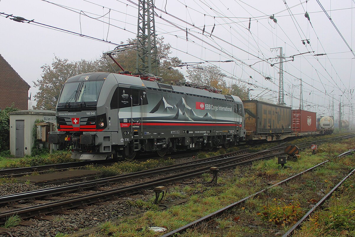 Nebligen abfahrt für SBBCI XLoad 193 542 mit KLV aus Emmerich nach Waalhaven-Zuid in die Niederlande am 23 Oktober 2024.