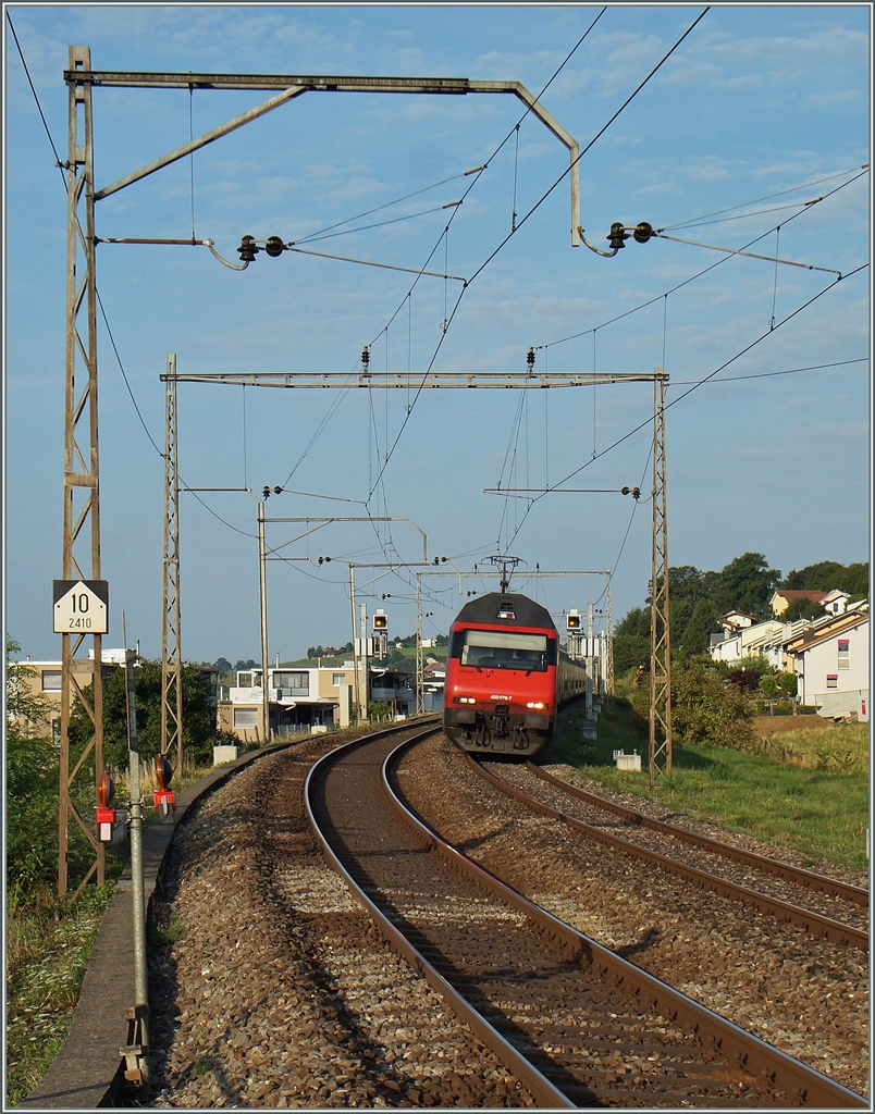Noch bis vor Kurzem standen bei Neyruz an der Strecke Bern Lausanne die letzten alten Fahrleitungsmaste. 
Eine Re 460 ist mit einem IC Richtung Bern unterwegs.
6. Aug. 2015