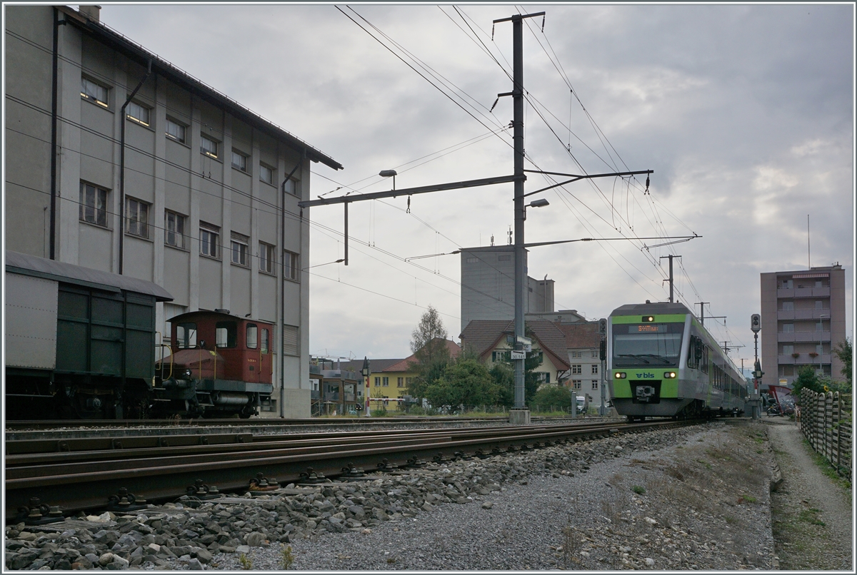 Noch einen Hauch Landstation vermittelt der ausfahrende BLS RABe 525 und der am Anschlussgleis stehenden Tm 236 341-4; wem nach mehr Nostalgie ist, der findet im Lützelflüh gewünschtes. 

21. Sept. 2020