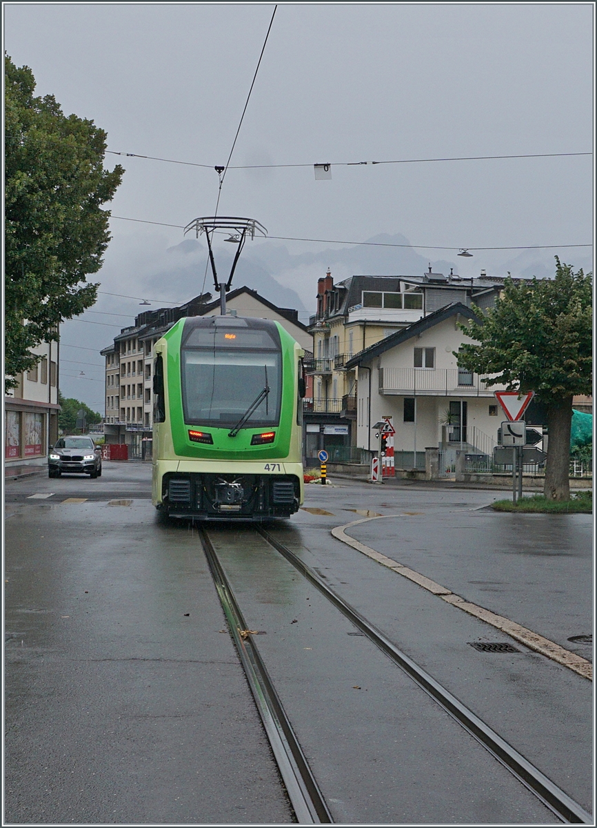 Nun sind bei der ASD die TPC ASD ABe 4/4 im Planeinsatz: in den Strassen von Aigle verlässt der ASD ABe 4/8 471 als R71 431 von Les Diablerets kommend den Halt Aigle Place du Marché und fährt in Richtung Bahnhof Aigle

21. Juli 2024