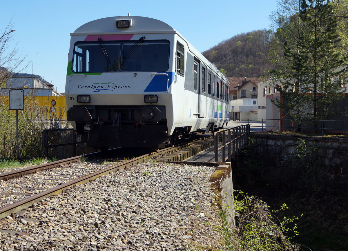 OeBB: Seit dem 9. April 2017 ist der ehemalige SOB Steuerwagen BDt 50 48 80-35 191-2 in der Klus bei Balsthal abgestellt. Beim IFA ersetzt er den ehemaligen BLS Be 2/4 201 aus dem Jahre 1935. Wie meine unter BB.de ID 854632 eingestellte Aufnahme vom 17. M�rz 2015 zeigt, befindet sich dieses Fahrzeug in einem derart schlechten Zustand, dass es demn�chst abgebrochen wird (10.4.2017).
Foto: Walter Ruetsch
   