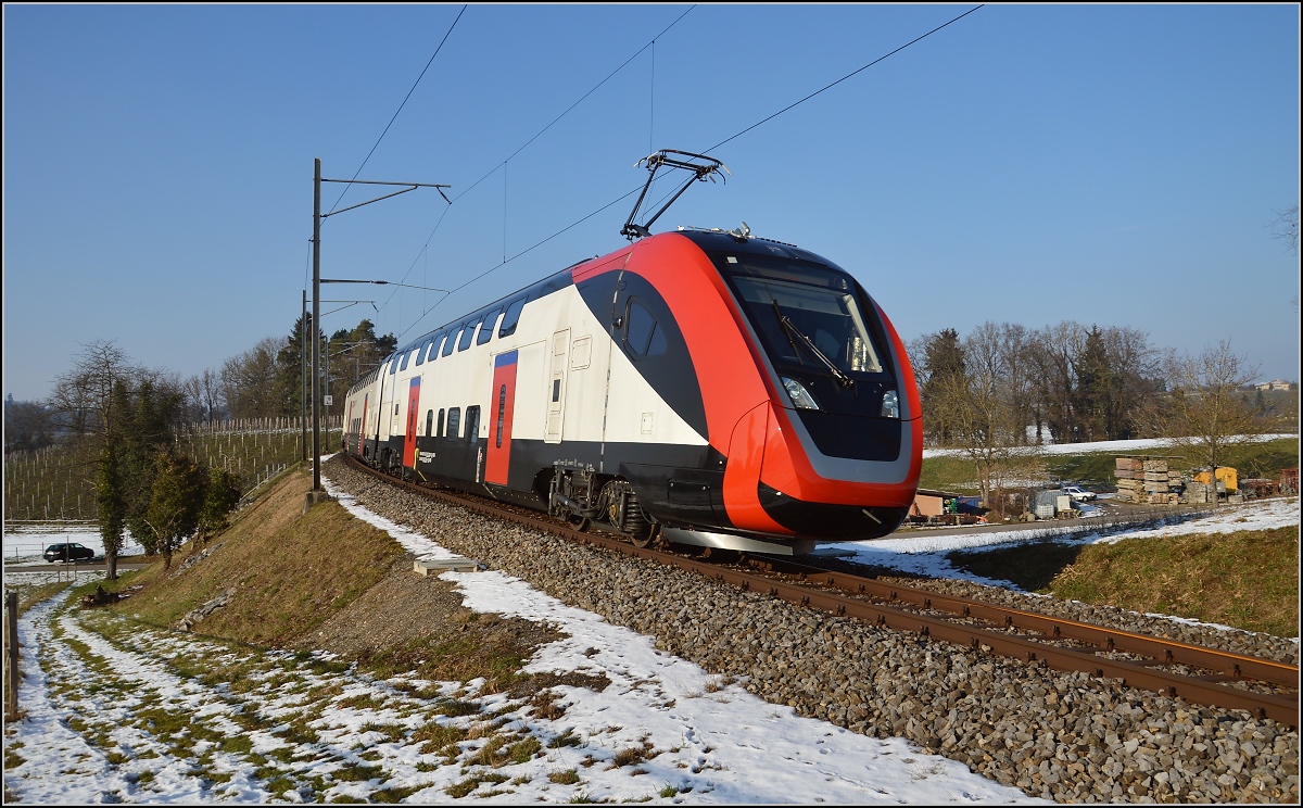 RABe 502 203-8 scheint nicht zu wanken trotz schneller Fahrt, völlig gerade auf dem Gleis, dabei war er subjektiv deutlich schneller als der nachfolgende GTW. Möglicherweise eine Testfahrt mit aktivierter WAKO. Ossingen, Januar 2016. 