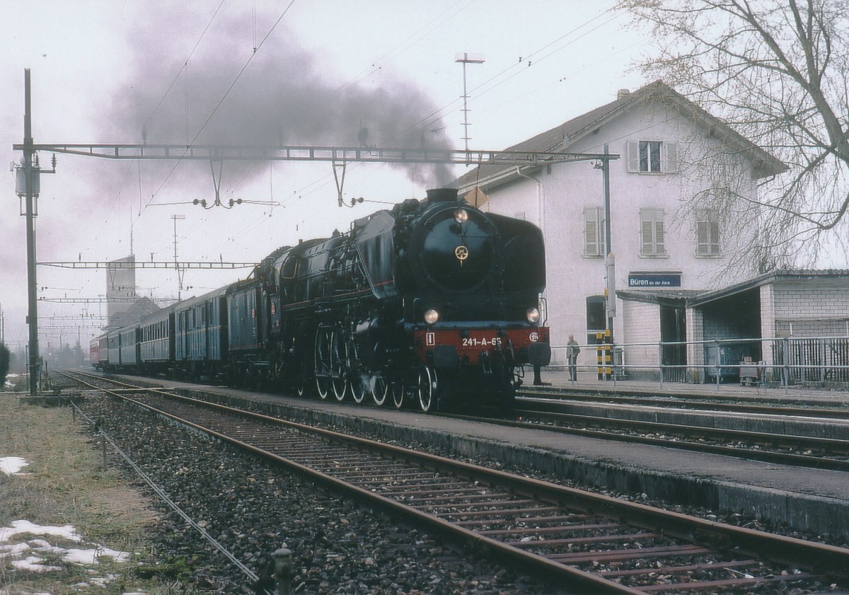 SBB: Der allerletzte durchgehende Dampfzug Lyss - B�ren a.A. - Solothurn wurde von der 241-A-65 gef�hrt. Die Aufnahme entstand im M�rz 2004 anl�sslich der Bahnhofsdurchfahrt an dieser Stelle, wo sp�ter die bekannten Prellb�cke entstanden.
Foto: Walter Ruetsch 