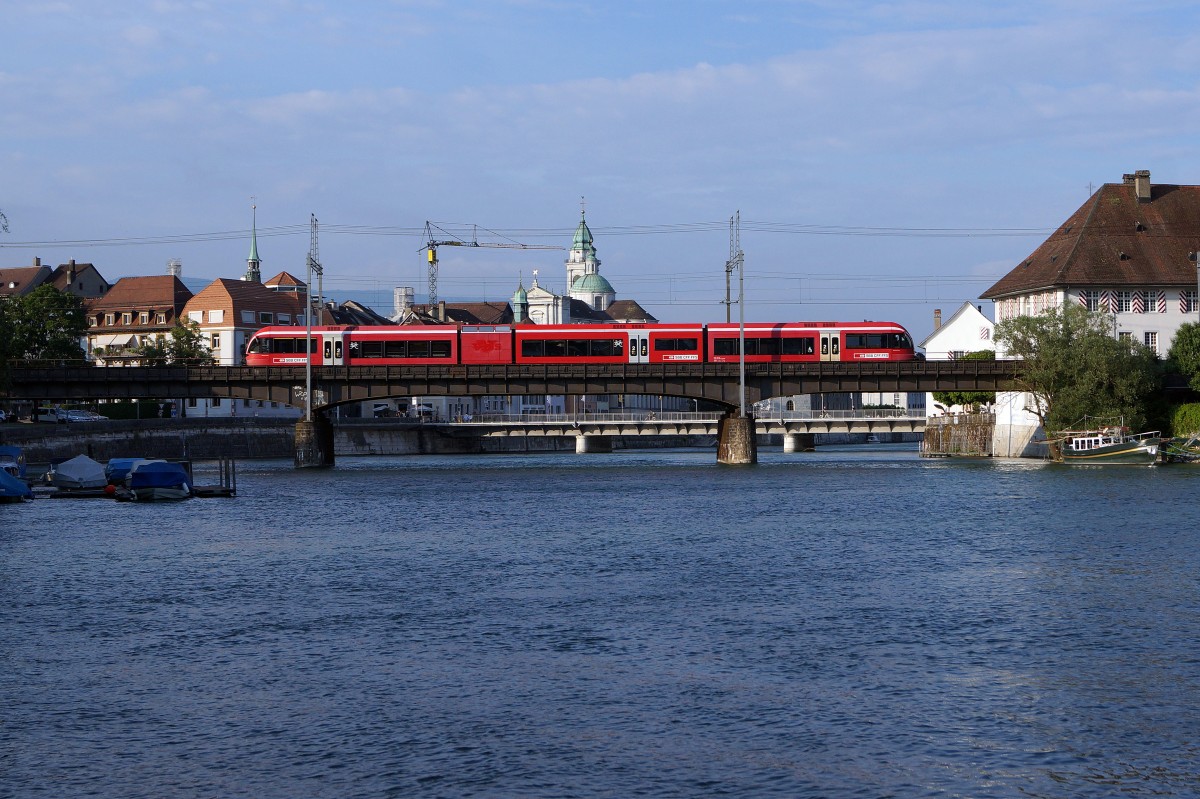 SBB: Ein noch immer von einer Stilllegung bedrohte Regionalzug Solothurn-Moutier mit einem RABe 526 GTW ehemals BLS, RM auf der Aarebrücke Solothurn am 10. Juni 2015.
Foto: Walter Ruetsch