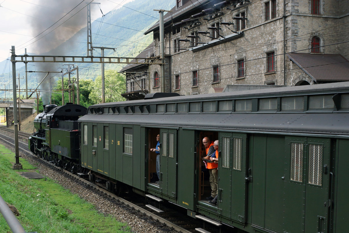 SBB HISTORIC: 
 Schweiz aktuell am Gotthard  - Dampfzug mit der C 5/6 2978 beim Passieren vom Unterwerk Giornico am 28. Juli 2016. Hinter der Lok eingereiht war der Z4 961, der am Morgen mit der grünen Re 4/4 11161 bis Göschenen Überführt wurde.
Foto: Walter Ruetsch 