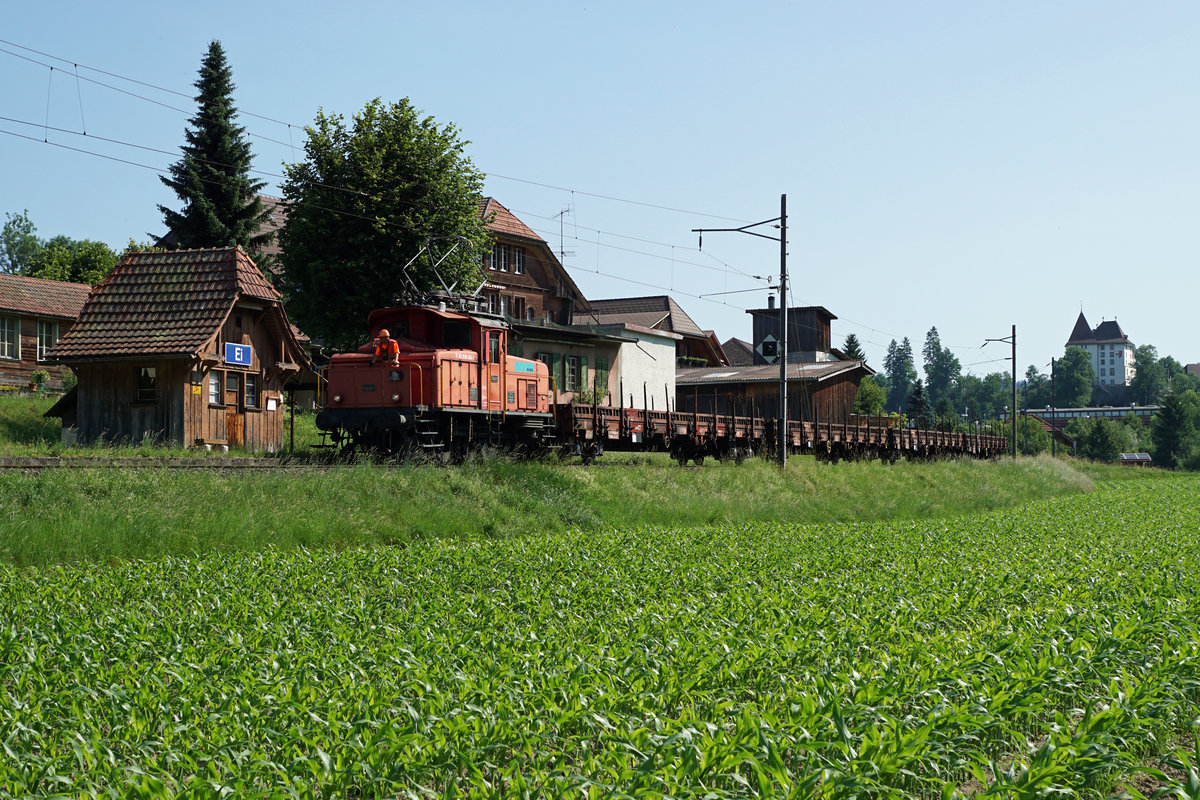 SBB/RUWA AG: Die ehemalige SBB Ee 3/3 16403 mit Baujahr 1944 befindet sich im Privatbesitz der Firma RUWA, Drahtschweisswerk AG Sumiswald. Die von SLM/BBC/MFO/SAAS erbaute 73 jährige Rarität mit Stangenantrieb gelangt auch im Jahre 2017 noch oft auf einem kurzen Abschnitt der am 29. Mai 1994 auf Busbetrieb umgestellten VHB Strecke Sumiswald-Grünen - Wasen zum Einsatz für die Zu- und Abfuhr der RUWA AG. Auf dieser Strecke verkehren nur noch selten Museumszüge von VHE und DBB. Leermaterialzug mit der Ee 3/3 16403 beim Passieren der früheren Bahnstation EI am 19. Juni 2017. Erfreulicherweise hat das historische fotogene Stationsgebäude überlebt.
Foto: Walter Ruetsch  