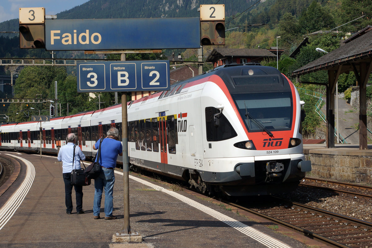 SBB/TILO: Die Bahnfotografen Peter Ackermann und Horst Lüdike beim gemeinsamen Fotografieren des TILO ETR 524 109 am 13. September 2016 beim Zwischenhalt in Faido, anlässlich der Fotoexkursion in die Leventina.
Foto: Walter Ruetsch 