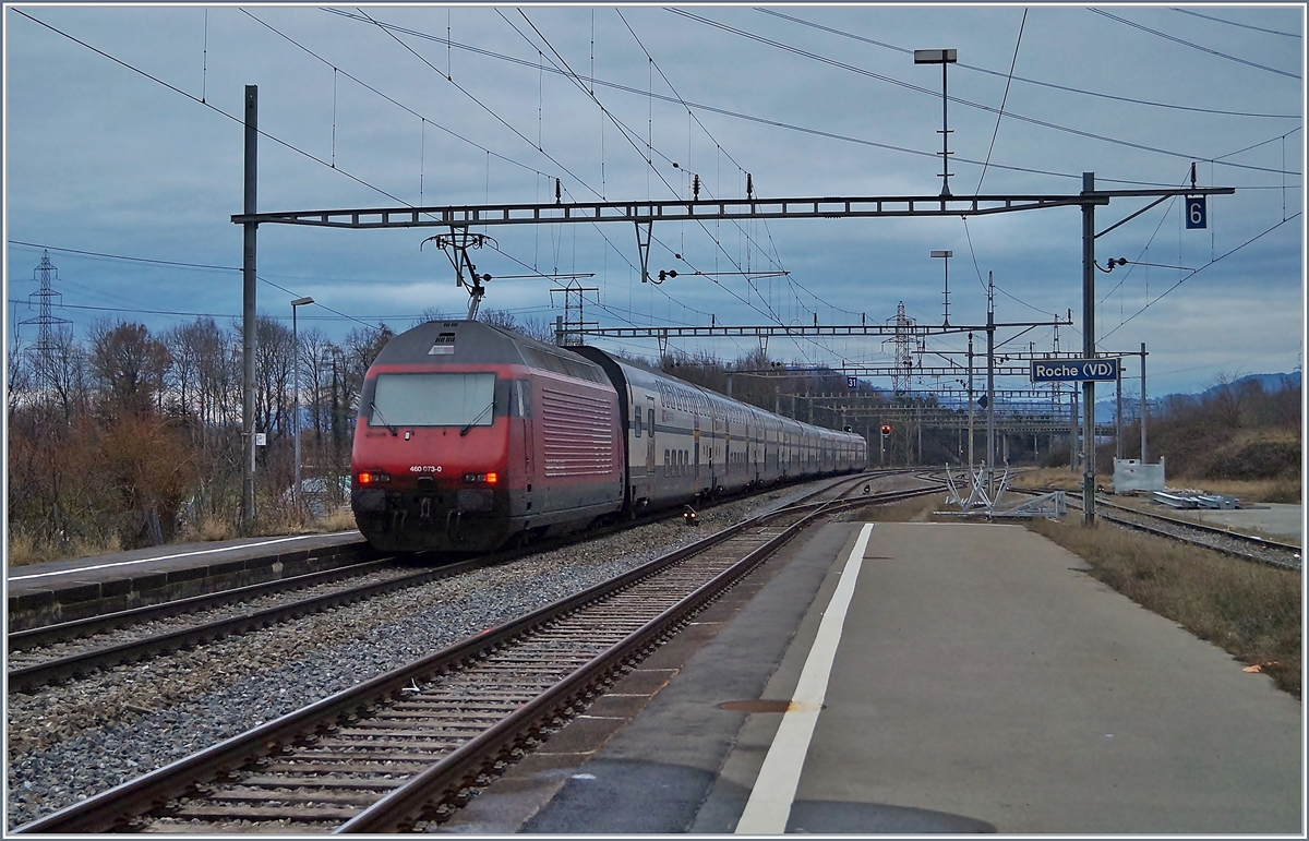 Seit Jahren möchten die Walliser statt komfortabel mit EW IV zu reisen, lieber in Doppelstockzügen transportiert werden. Seit dem Fahrplanwechsel ist nun der Wunsch erfüllt worden, wenigstens am Wochenende mit einzelnen Züge, wobei ich bisher noch im Dunkeln tappe, welche Züge mit IC 2000 oder RABe 511 anstelle der EW IV Umläufe gefahren werden. 
Immerhin konnte ich am 6. Jan. 2019 den IR 1710 in Roches VD als IC 2000 fotografieren. 