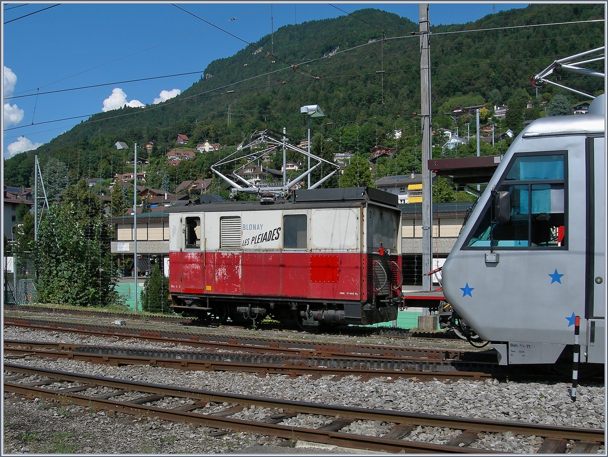 Seit der Revision der CEV HGe 2/2 N° 1 ist die ebenfalls 1911 gebauten HGe 2/2 N° 2 eher selten zu sehen. Hier zeigt sie sich kurz mit einen Fahrleitungsmontagewagen in Blonay.
16. August 2016