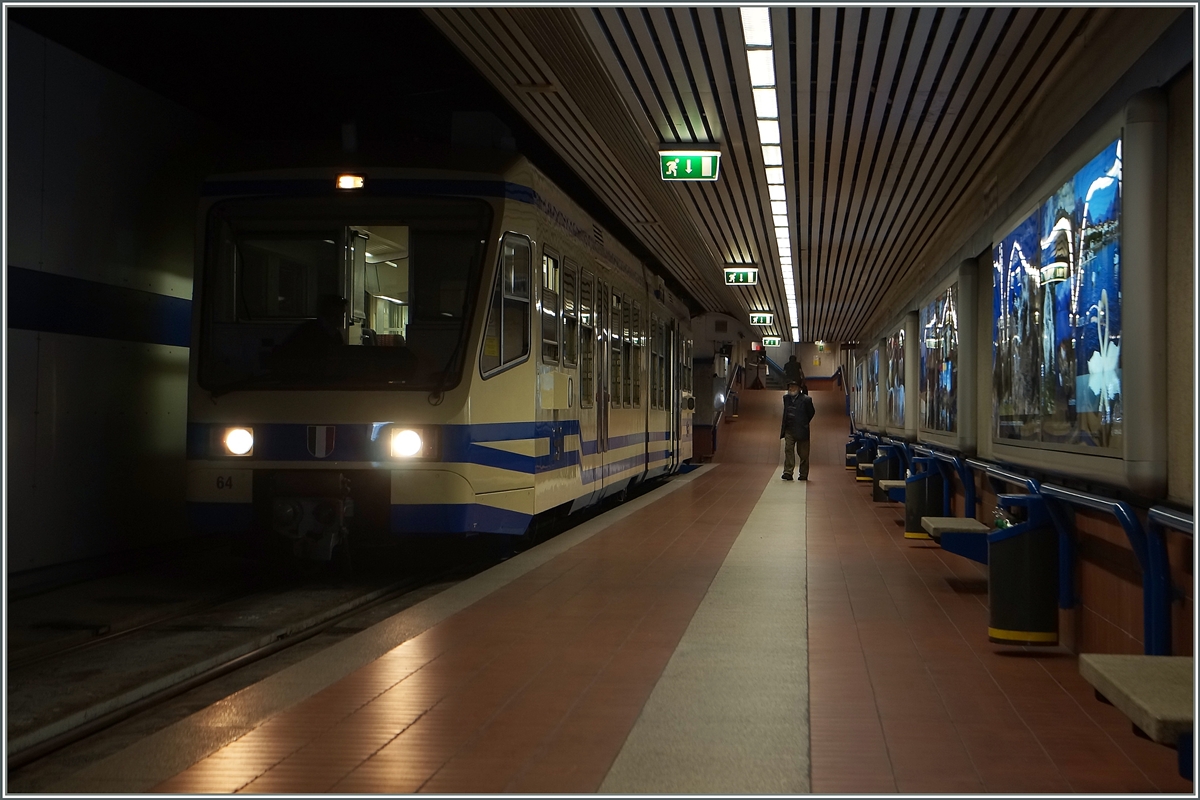 So wenig einladen der SSIF Bahnhof von Domodossola ist, so wünderschön zeigt sich dann der Fahrt Richtung Re.
13. Mai 2015