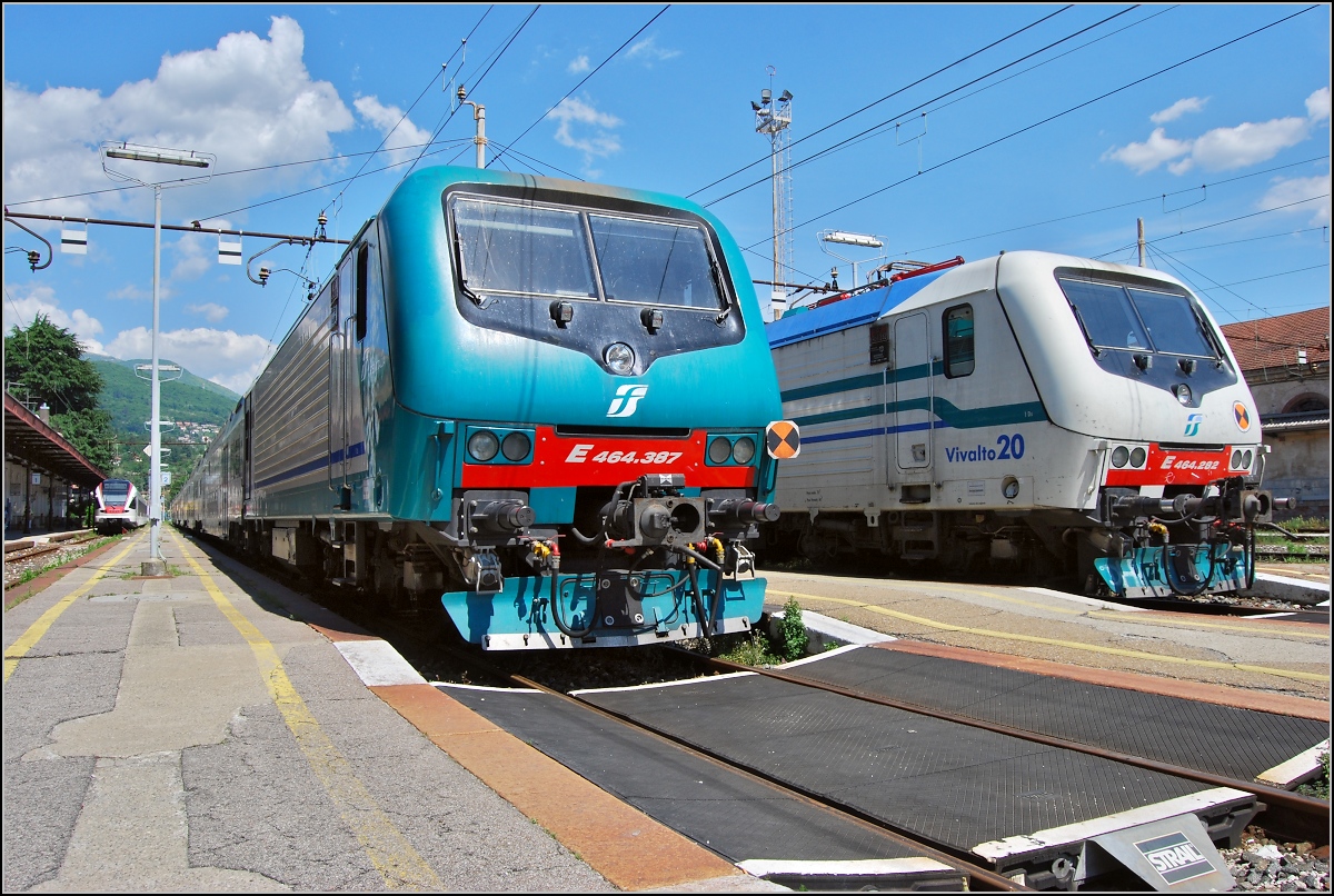 Sonntagsruhe im Grenzbahnhof.

Bis Montag geparkt sind E464.387 im FS-Einheitsfarbkleic und E464.282 in weißem Anstrich. Mai 2010.