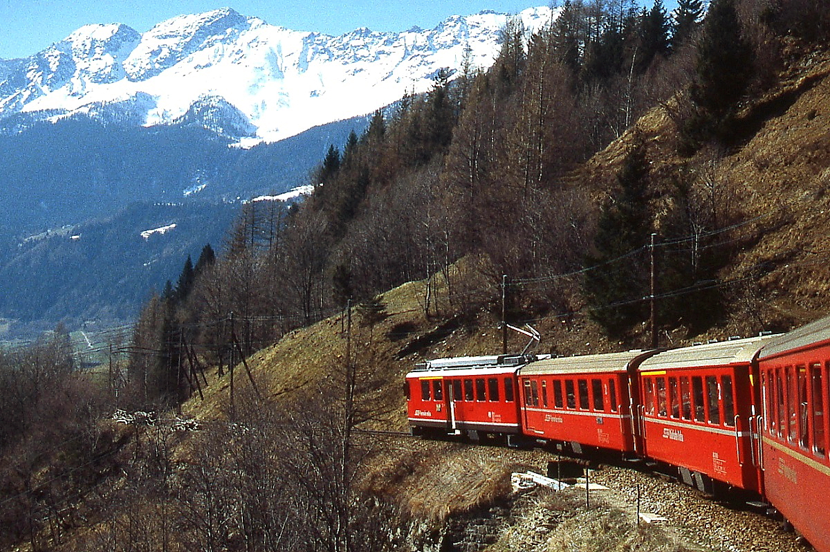 Steil hinunter geht es mit einem ABe 4/4 II von Alp Gr�m nach Cavaglia (April 1996)