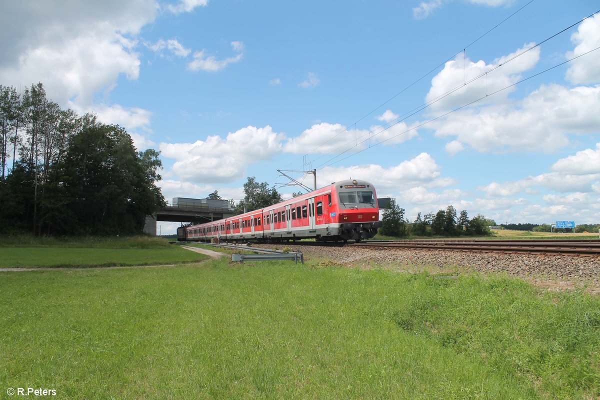 Steuerwagen vorraus kommt die S2 39615 Roth - Altdorf zwischen Winkelhaid und Ludersheim unter die A3 durch. 03.07.20